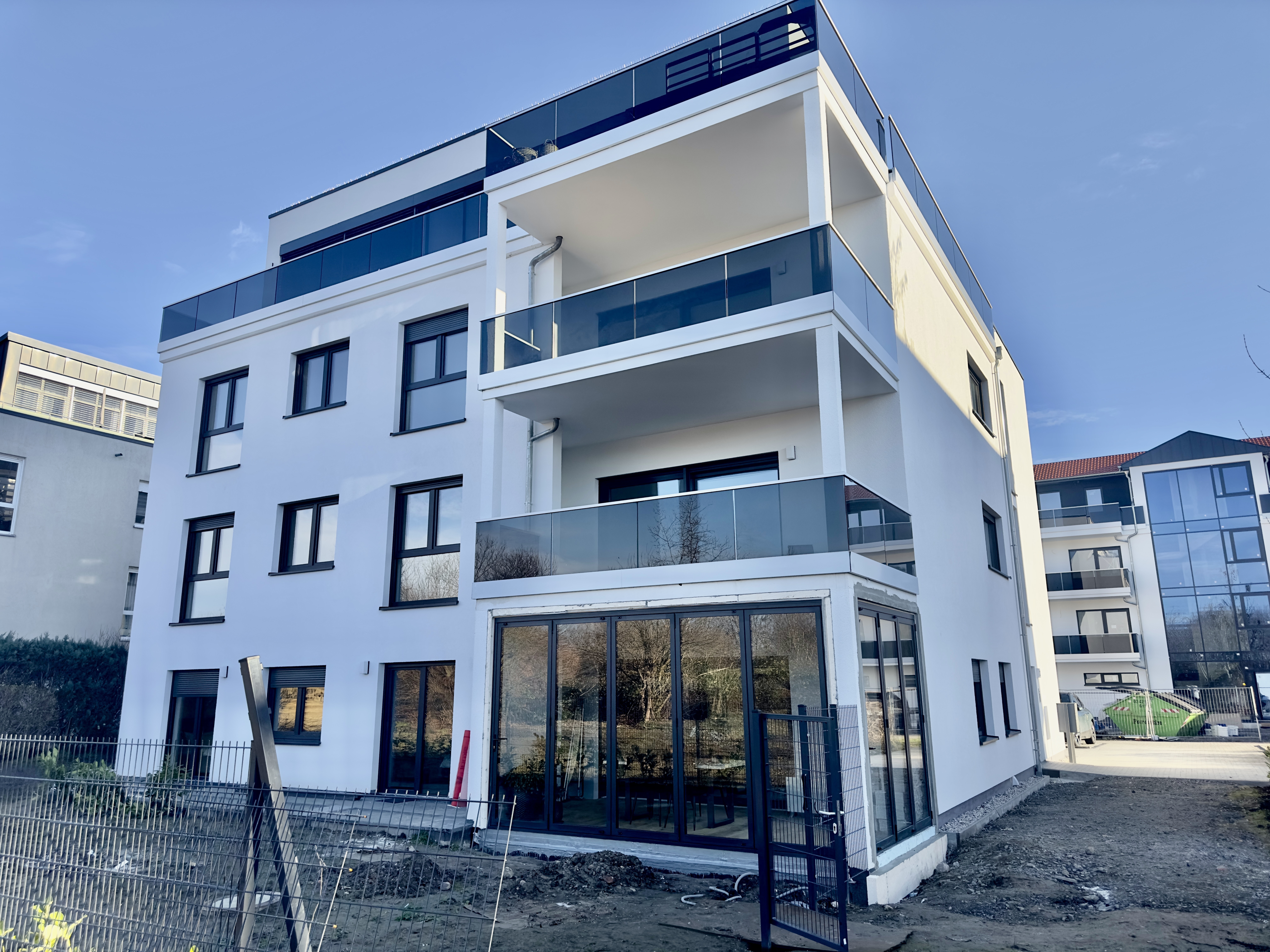 NEU: Gehobene 3-Zimmer Wohnung (Erstbezug) in begehrter Lage mit Balkon, Stellplatz und Aufzug ++ - Hochwertiger Neubau