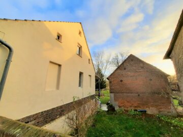 Charmantes Handwerker-Objekt mit Stall auf traumhaftem Süd-Grundstück! - Seitlicher Blick auf Wohnhaus und Stall